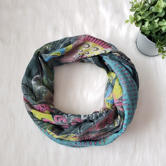 Parrot Scarf - Picture 2 of 5